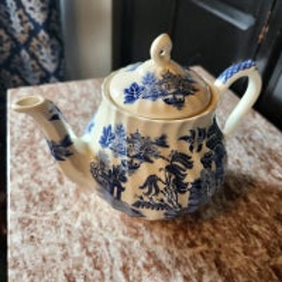 Sadler Other - Sadler England Blue Willow Tea Pot. Very Excellent Condition